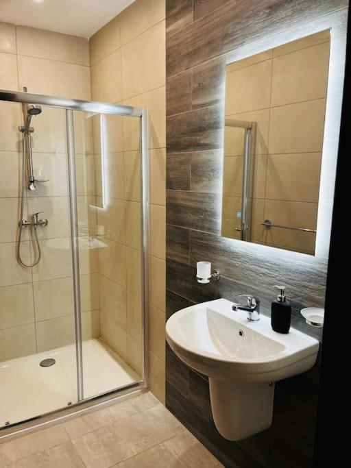Sliema, Apt7, Stylish 2 Bedroom Apartment With Parking Exterior photo